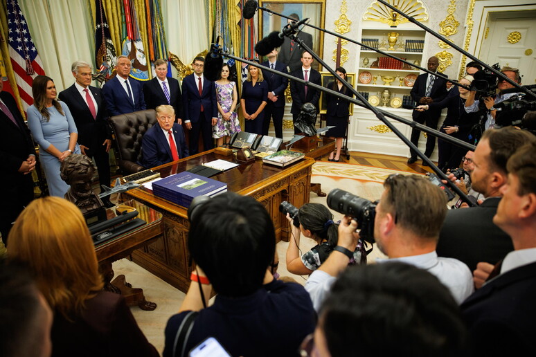 Controversia en la Casa Blanca: Imágenes de Trump sin Audio por Tensión con la Prensa