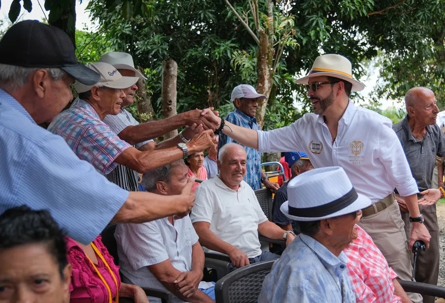 Presidente de Colombia Dona su Primer Sueldo a Hogares Geriátricos