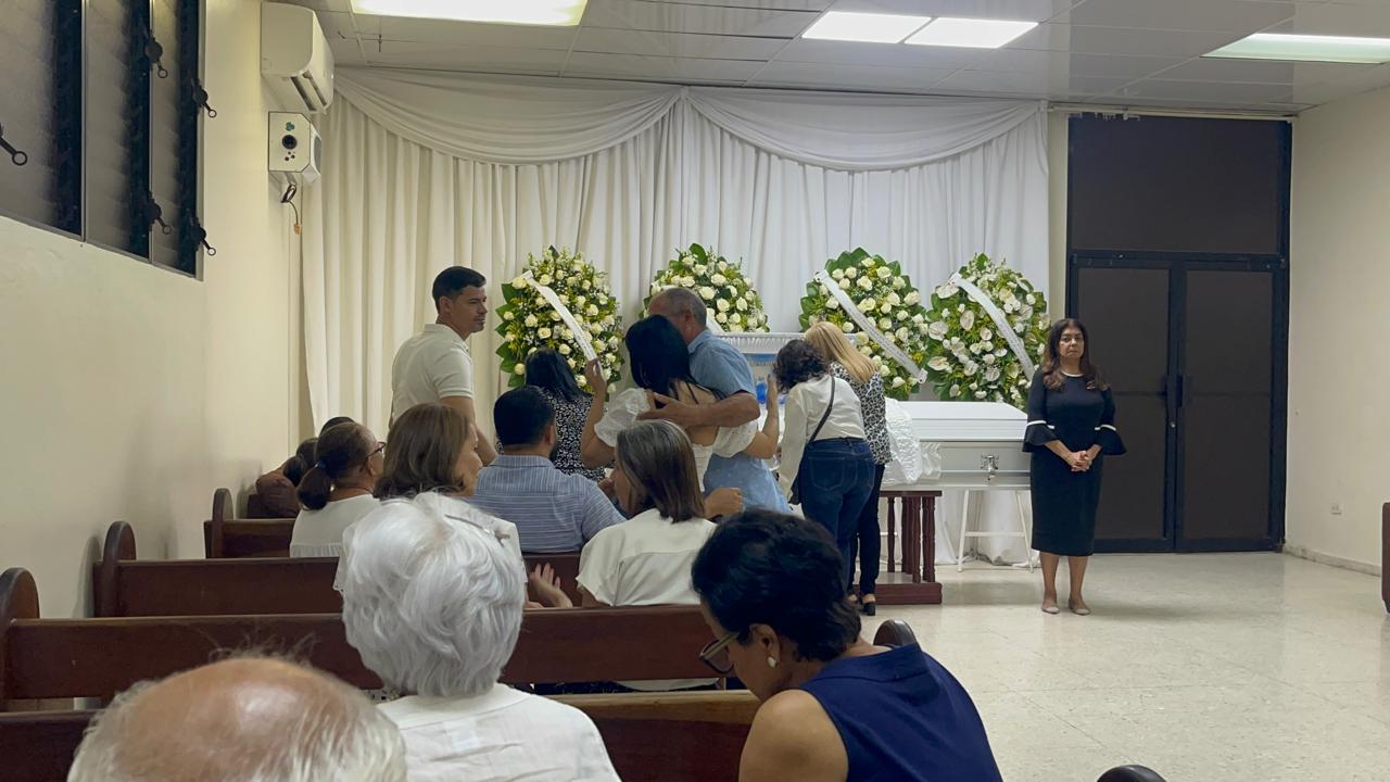Velan al Periodista Claudio Concepción en la Funeraria Savica de Santiago