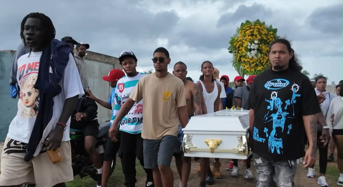 Restos del exponente urbano Diddy Glow son sepultados en el cementerio municipal de Boca Chica