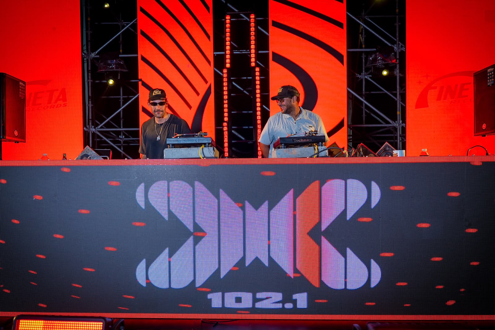 La X102 celebra su aniversario con ''El Finetazo'' ante una multitud de más de 15 mil personas
