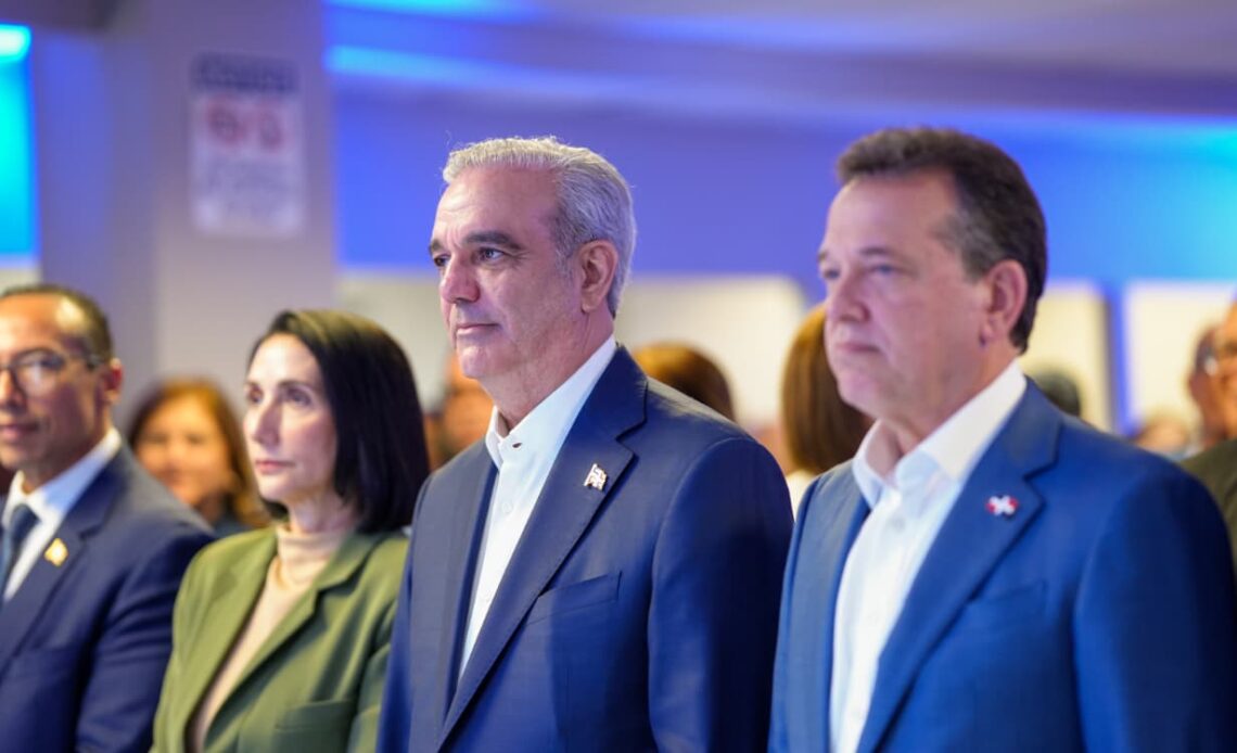 Presidente Abinader Lanza Pasaporte Electrónico para Dominicanos en Estados Unidos