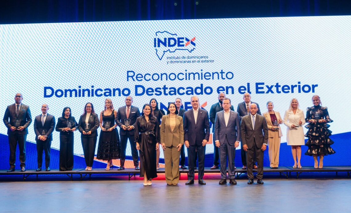 Presidente Abinader Distingue a Catorce Dominicanos Sobresalientes en EE. UU.