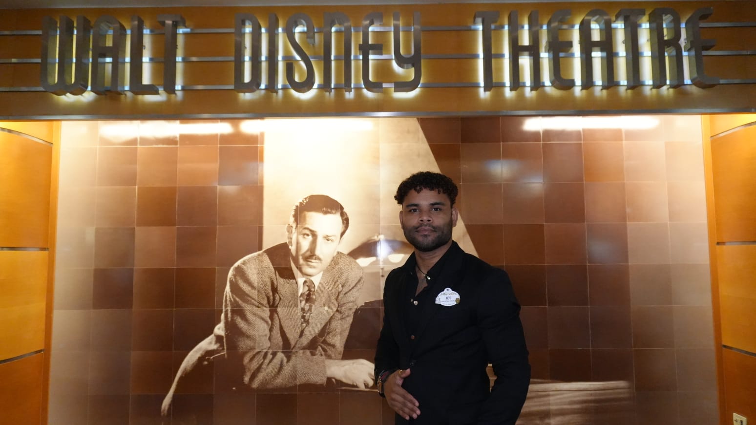 Joe Blandino Proyecta el Talento Dominicano en los Escenarios Musicales de Disney