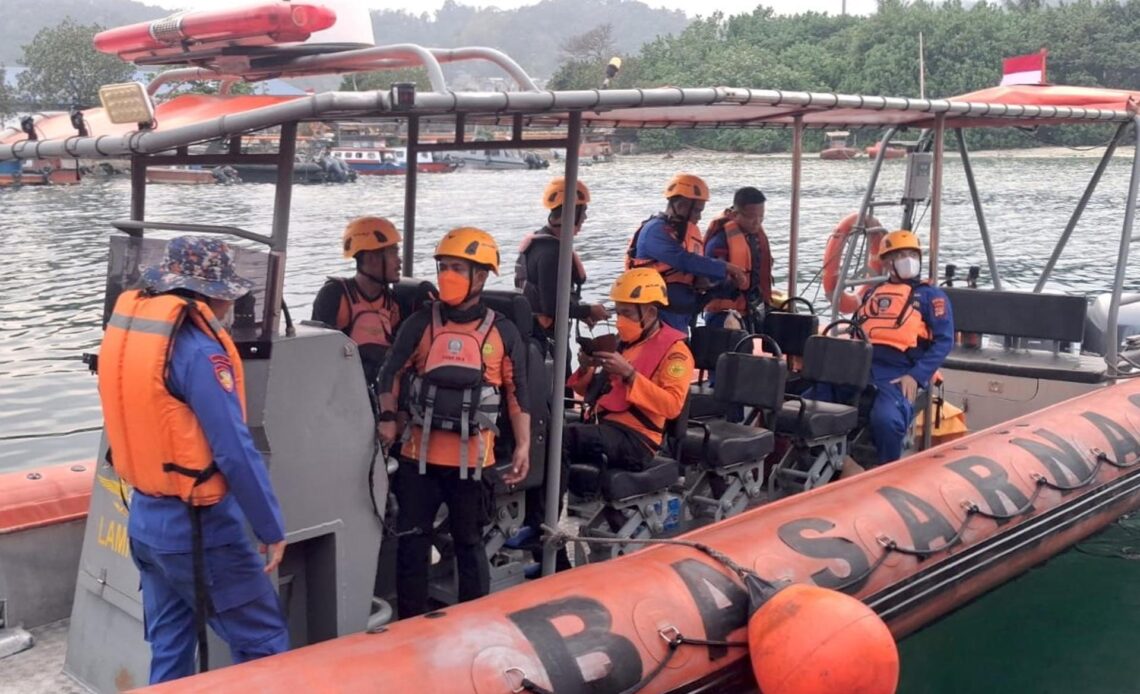 Búsqueda en Indonesia de Ocho Desaparecidos Tras Viaje en Lancha al Volcán Anak Krakatoa