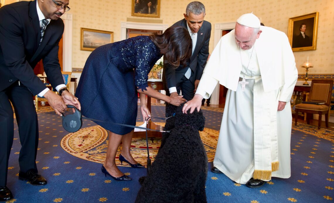 La Familia Obama Anuncia el Fallecimiento de su Querida Mascota, Sunny, a los 13 Años