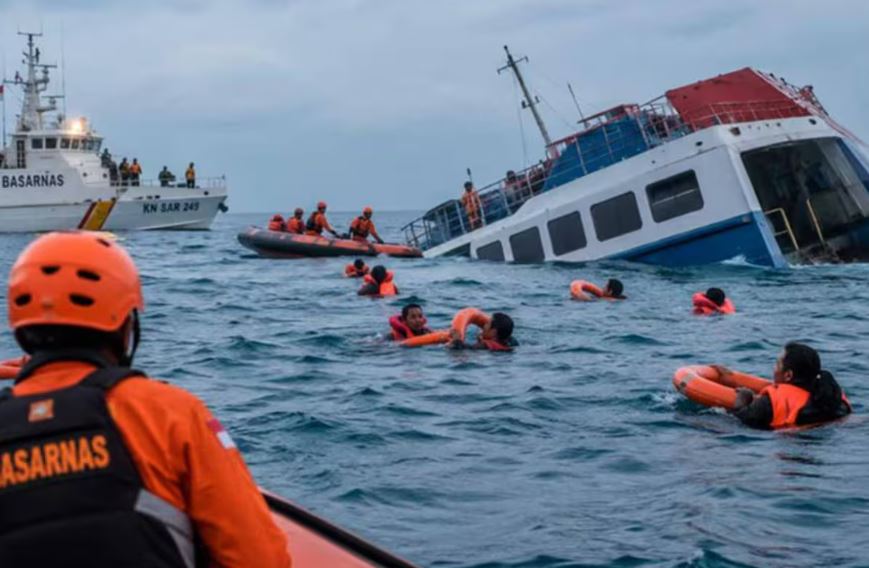 Intensifican la búsqueda de 129 desaparecidos tras el hundimiento de un ferry en Indonesia