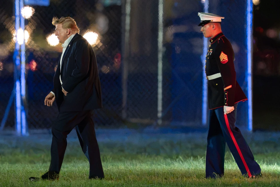 Trump Critica a la Corte Suprema por Bloquear Restricciones al Voto Postal