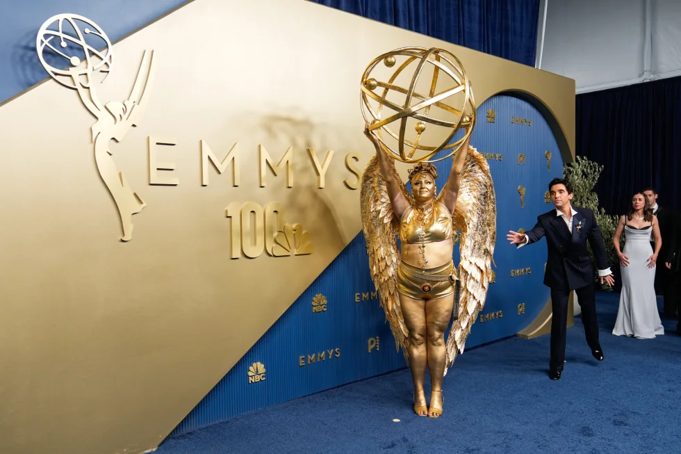 Meg Stalter Impacta en los Emmy con un Vestuario Inspirado en la Icónica Estatuilla