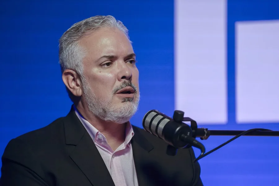 Iván Duque Elogia la Gestión Inicial de De la Espriella en su Primer Mes de Mandato