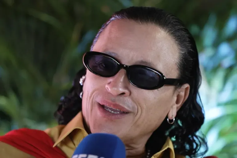 Elvis Crespo Reflexiona sobre su "Momento Mágico" con Éxitos como ''La Graciosa'' y ''Pa Bailar''