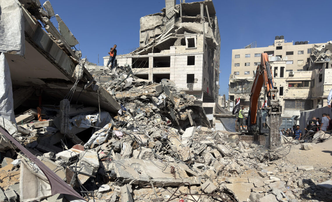 Colapso de Edificio Residencial en Gaza Deja Múltiples Víctimas y Desaparecidos