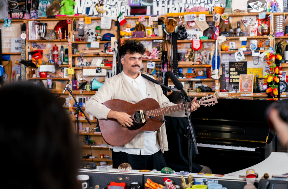 Alex Ferreira se presenta en Tiny Desk, mostrando un recorrido musical de su carrera
