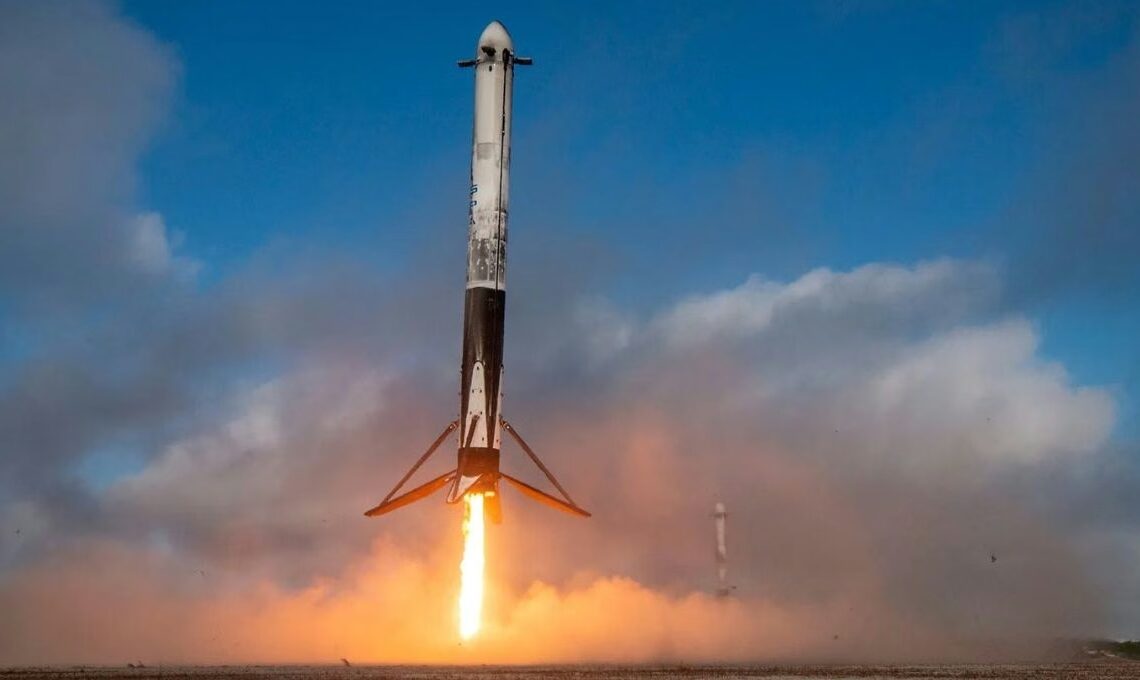 Despegue exitoso del Falcon 9 de SpaceX: Tres satélites en órbita y regreso controlado de la primera etapa