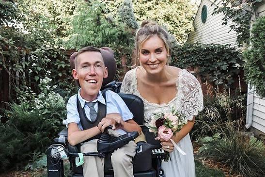 Shane Burcaw y Hannah Aylward Anuncian la Espera de su Primer Hijo Tras Múltiples Intentos de Fecundación In Vitro