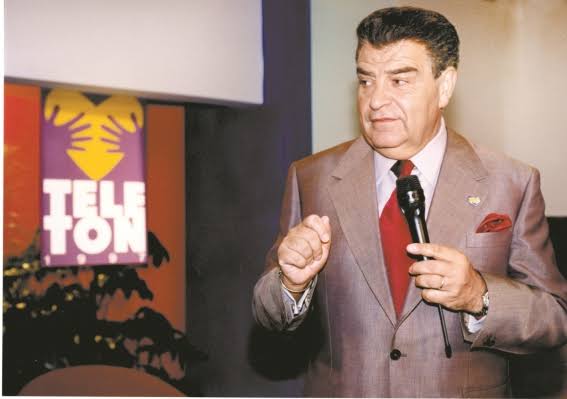Don Francisco se une a la moda de los 80 sin IA: "Yo simplemente abrí el álbum"