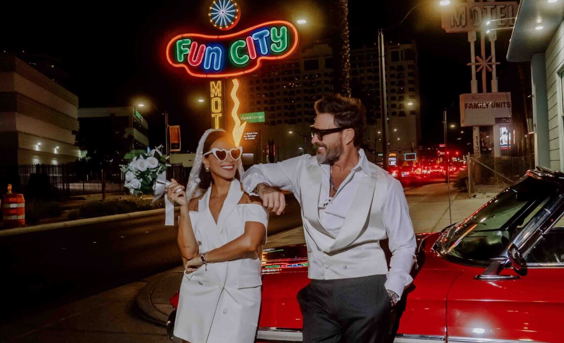 Julián Gil Celebra Cumpleaños de su Esposa con una Inesperada Segunda Boda en Las Vegas