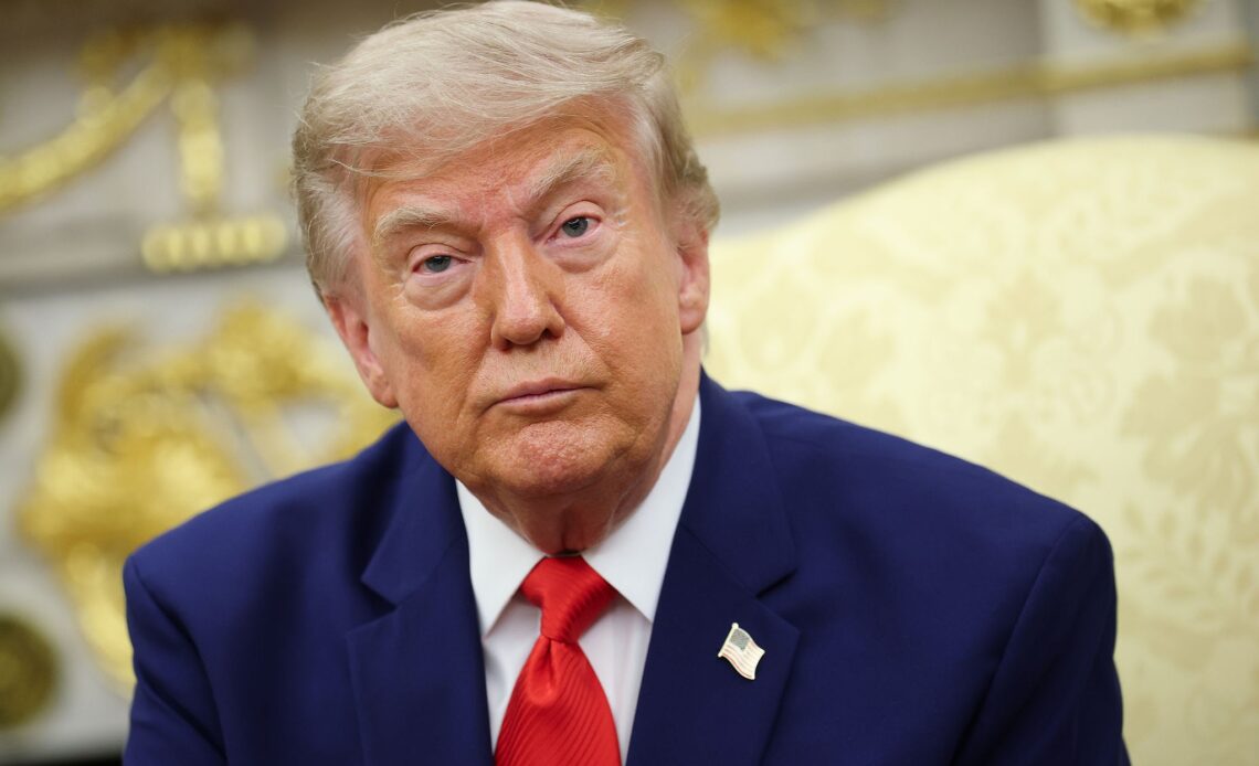 Trump Anticipa que los Precios del Petróleo se Mantendrán Altos hasta Después de las Elecciones Legislativas