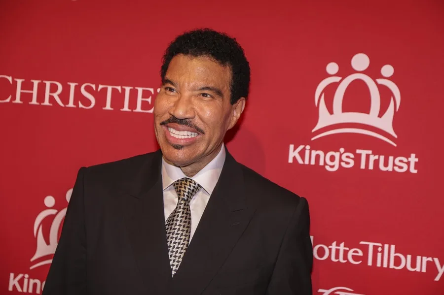 Lionel Richie Sale del Hospital Tras Pruebas Cardíacas y Tres Días de Internamiento