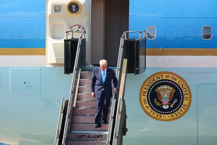 CNN Excluida del Air Force One Tras Acusaciones de ''Noticias Falsas'' por la Casa Blanca