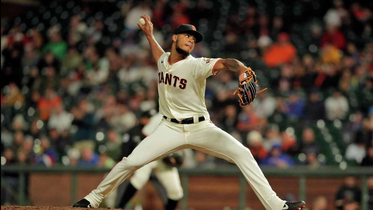 Camilo Doval Vuelve a los Gigantes Tras ser Reclamado de los Piratas