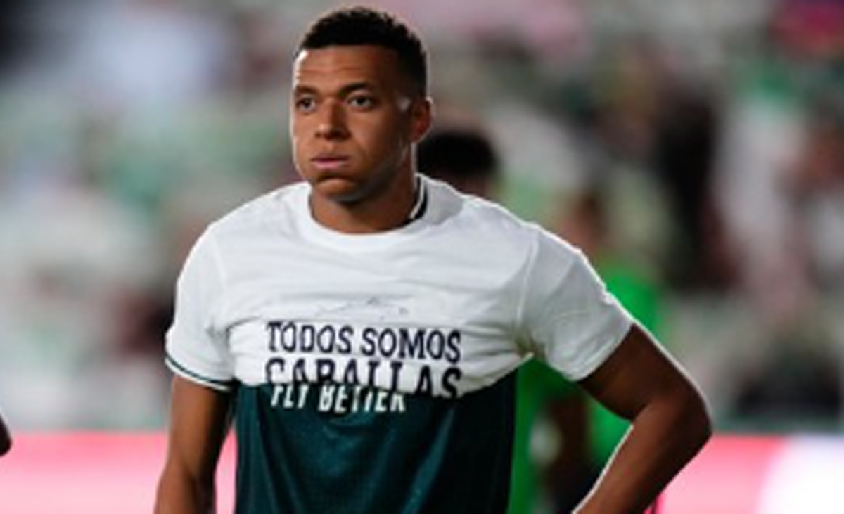 Mbappé Enfrenta Críticas de la Derecha por su Gesto con la Camiseta de Ceuta