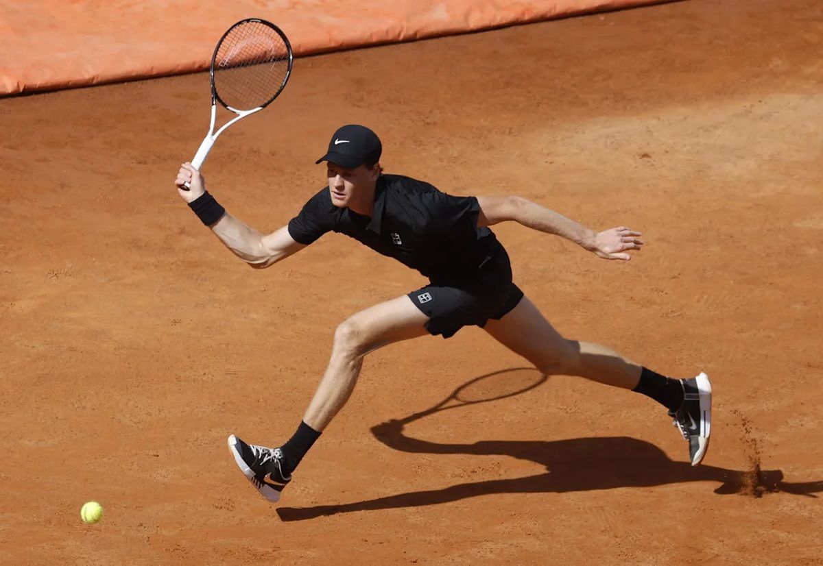 Jannik Sinner Retoma Entrenamientos en Montecarlo Tras Superar Lesión de Rodilla