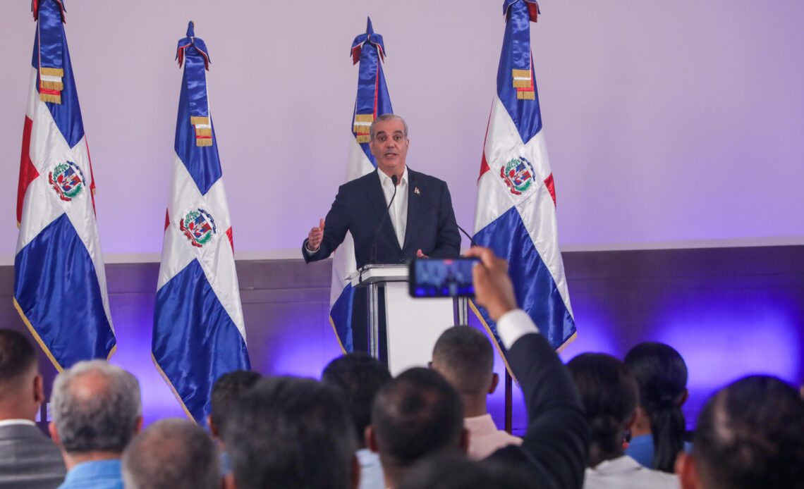 Presidente Abinader Reporta Detención por Ataque a Joven y Aborda Tiroteo en Boca Chica