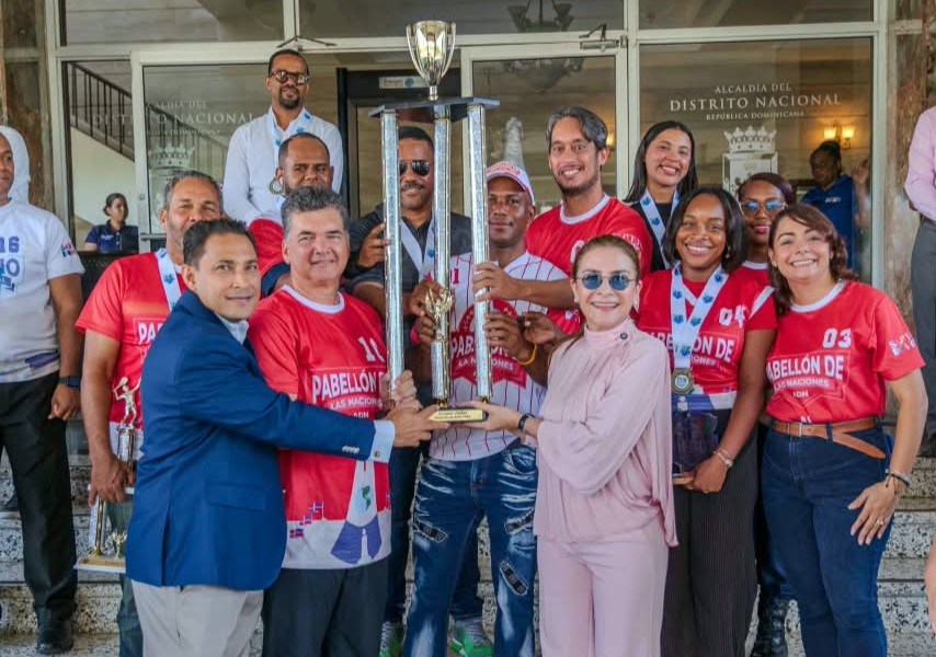 Carolina Mejía Premia al Equipo Campeón de los Juegos Deportivos ADN 2026
