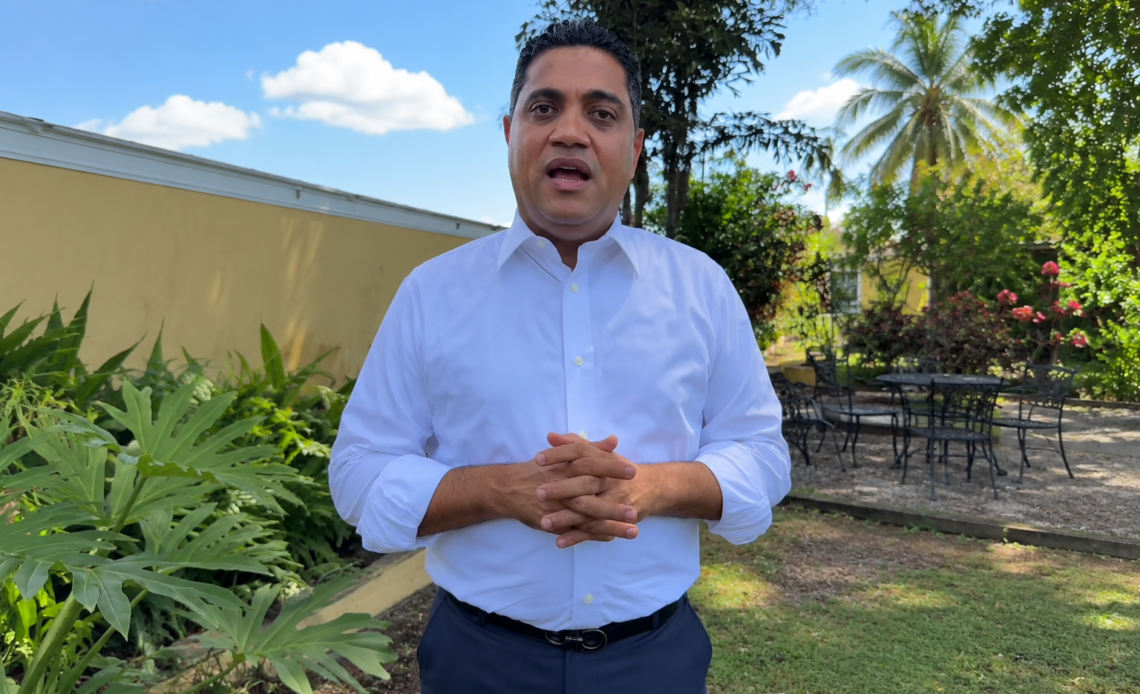 Kelvin Cruz Inspecciona la Restauración del Césped en el Estadio Félix Sánchez