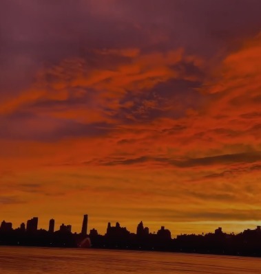 El Cielo de Nueva York Adopta Tonos Rojizos y Naranjas por Fenómeno Otoñal
