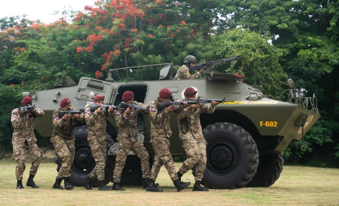 Formación Integral para Soldados en República Dominicana: Armamento, Tácticas y Control Emocional
