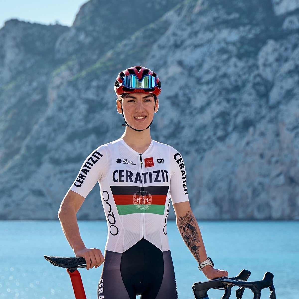 Ciclista afgana, Fariba Hashimi, obtiene plata en Juegos Asiáticos tras entrenar disfrazada de hombre