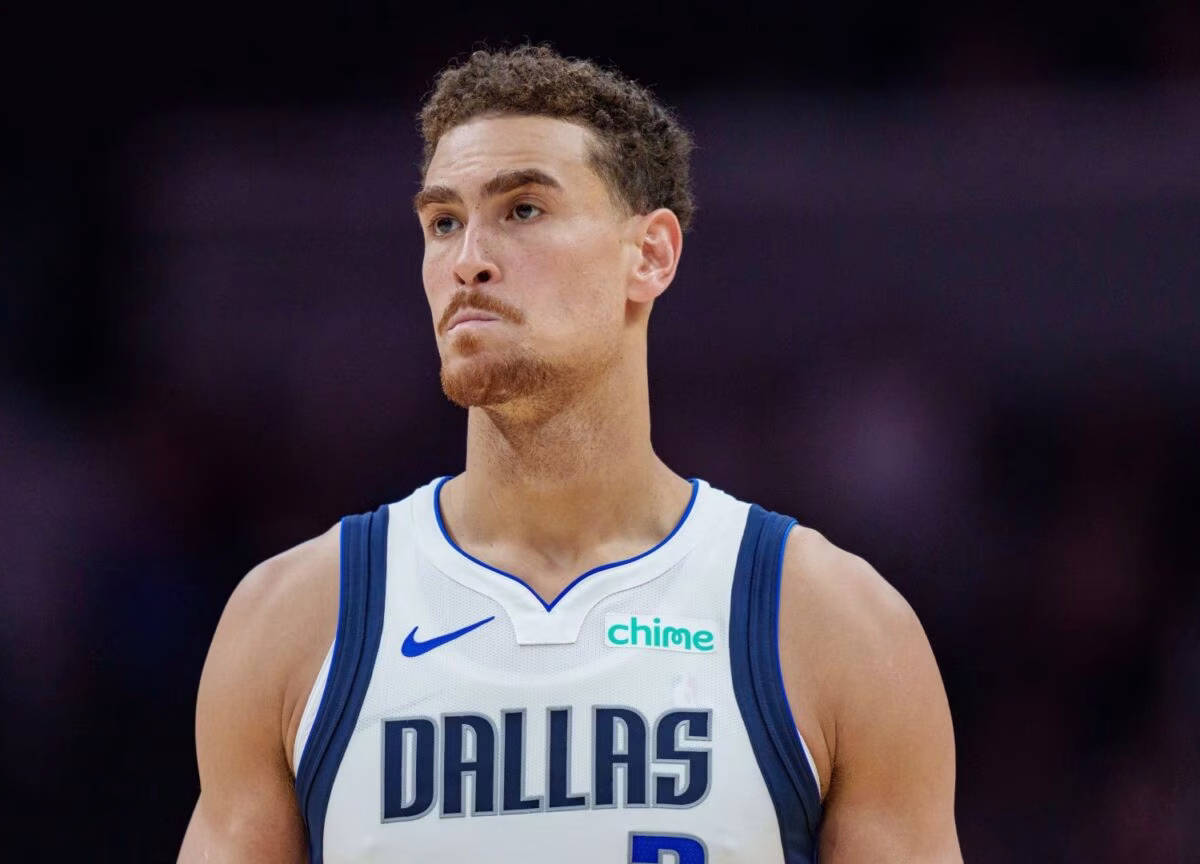 Dallas Mavericks Aseguran la Continuidad del Pívot Experimentado Dwight Powell