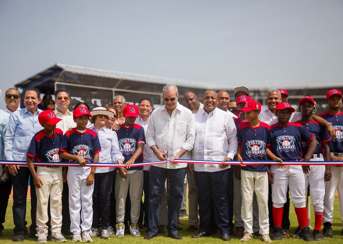Presidente Abinader Inaugura Campo de Béisbol en Peravia tras 26 Años, Beneficiando a Miles