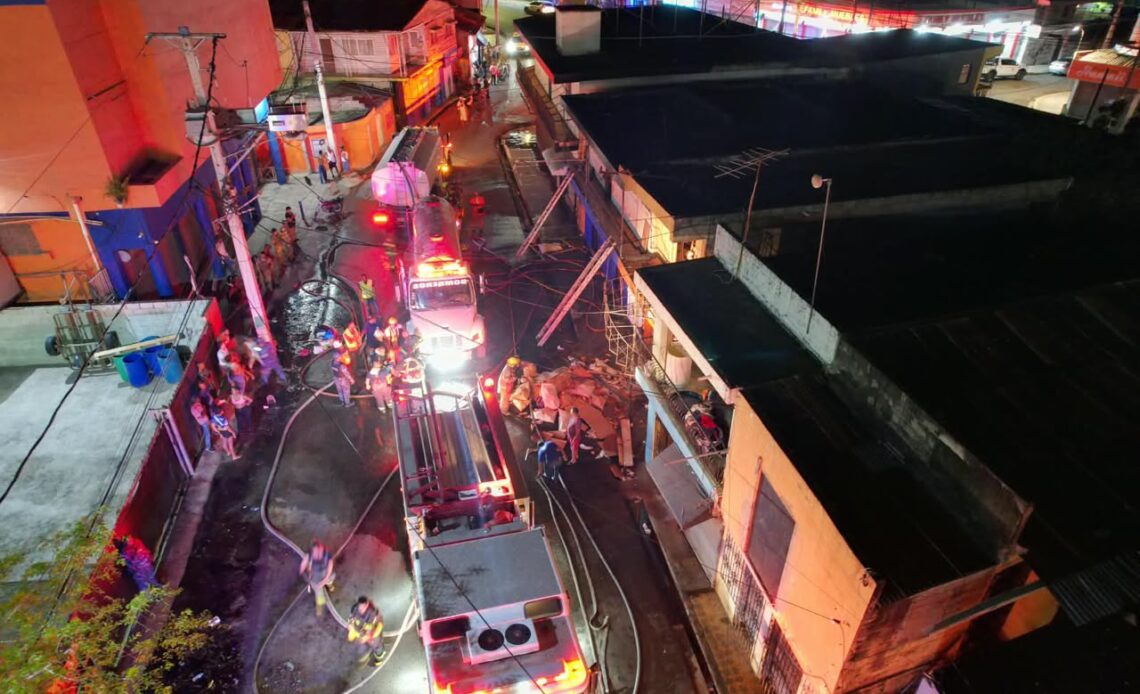 Incendio Devasta Planta Superior de Edificio en Gurabito, Santiago