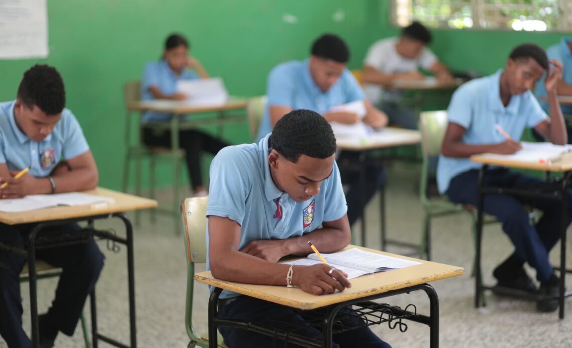 Cuestionan efectividad de capacitación en IA del Gobierno sin bases en lectura y escritura