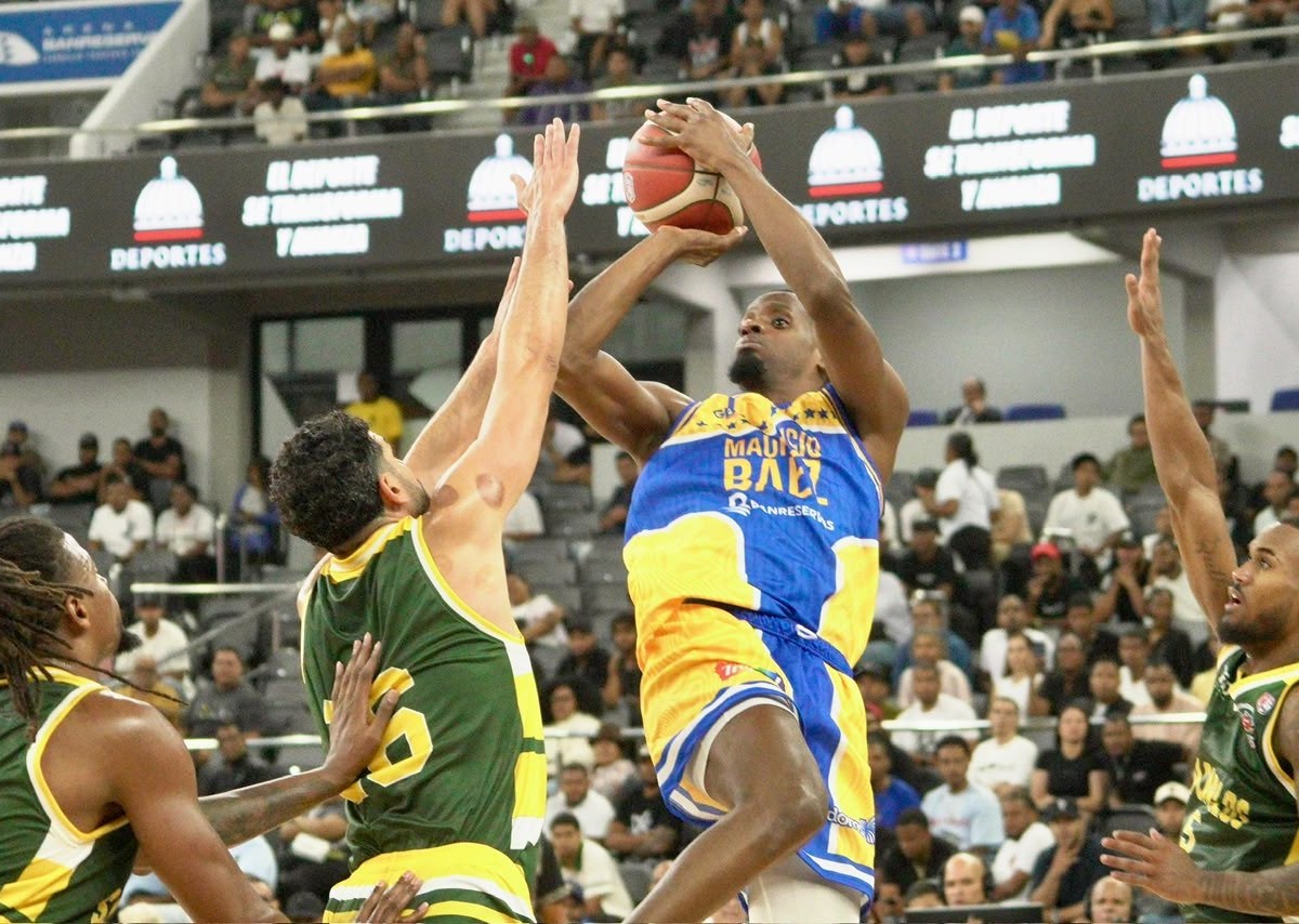 El Club Mauricio Báez Derrota a San Carlos en el Comienzo del 50º Torneo de Baloncesto Superior del Distrito