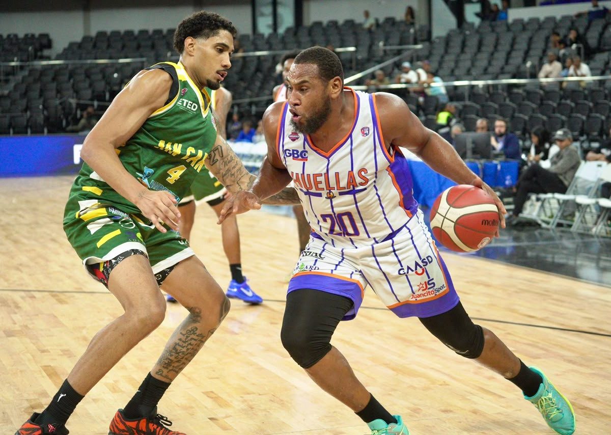 Huellas del Siglo Derrota a San Carlos en el Torneo Superior de Baloncesto del Distrito