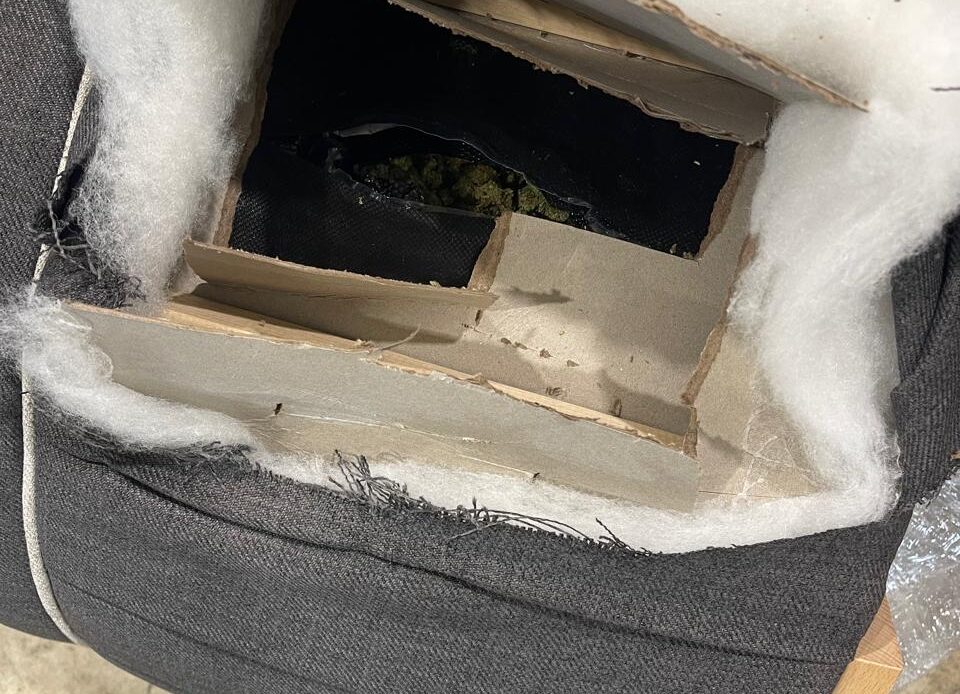 Interceptan Once Paquetes de Presunta Marihuana Ocultos en un Mueble en el AILA