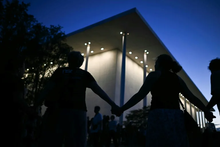 Protestas en el Kennedy Center Ante Amenaza de Demolición por Parte de Trump