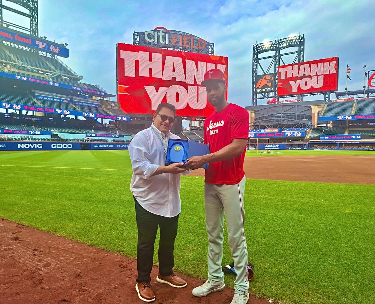 Cristopher Sánchez Honrado por la ACD-NY en Citi Field tras Temporada Sobresaliente