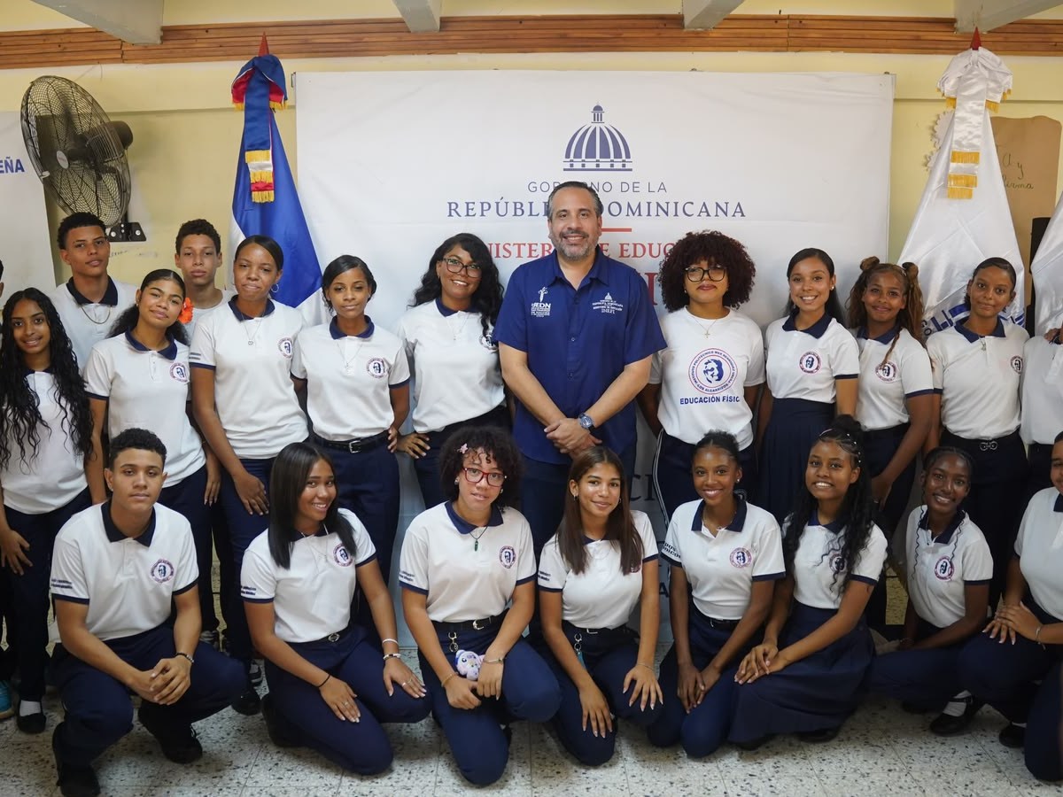 Inefi Provee Equipamiento Deportivo a Treinta Centros Educativos en Gran Santo Domingo y San Cristóbal