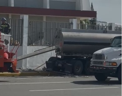 Accidente de Camión Cisterna Vacío Interrumpe Tráfico en Prolongación 27 de Febrero