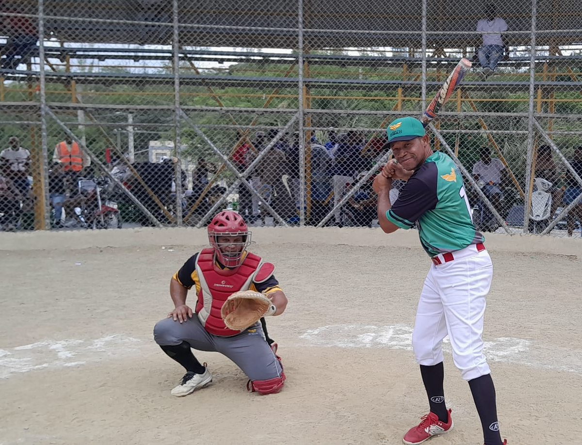 División de Triunfos en Jornada del Torneo de Softbol de Cementos Cibao