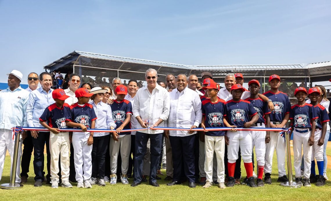 Presidente Abinader Inaugura Campo de Béisbol en Pizarrete, Peravia, Tras 26 Años de Espera