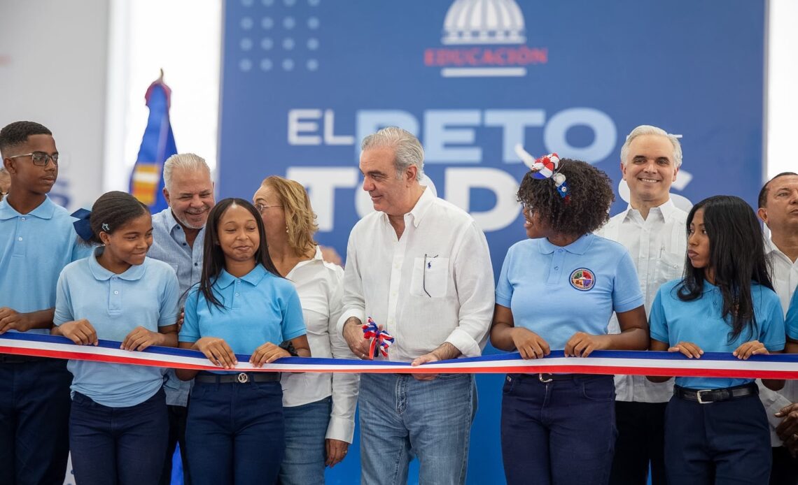 Presidente Abinader Inaugura Techo de Centro Educativo en Cambita con Inversión de RD?.6 Millones