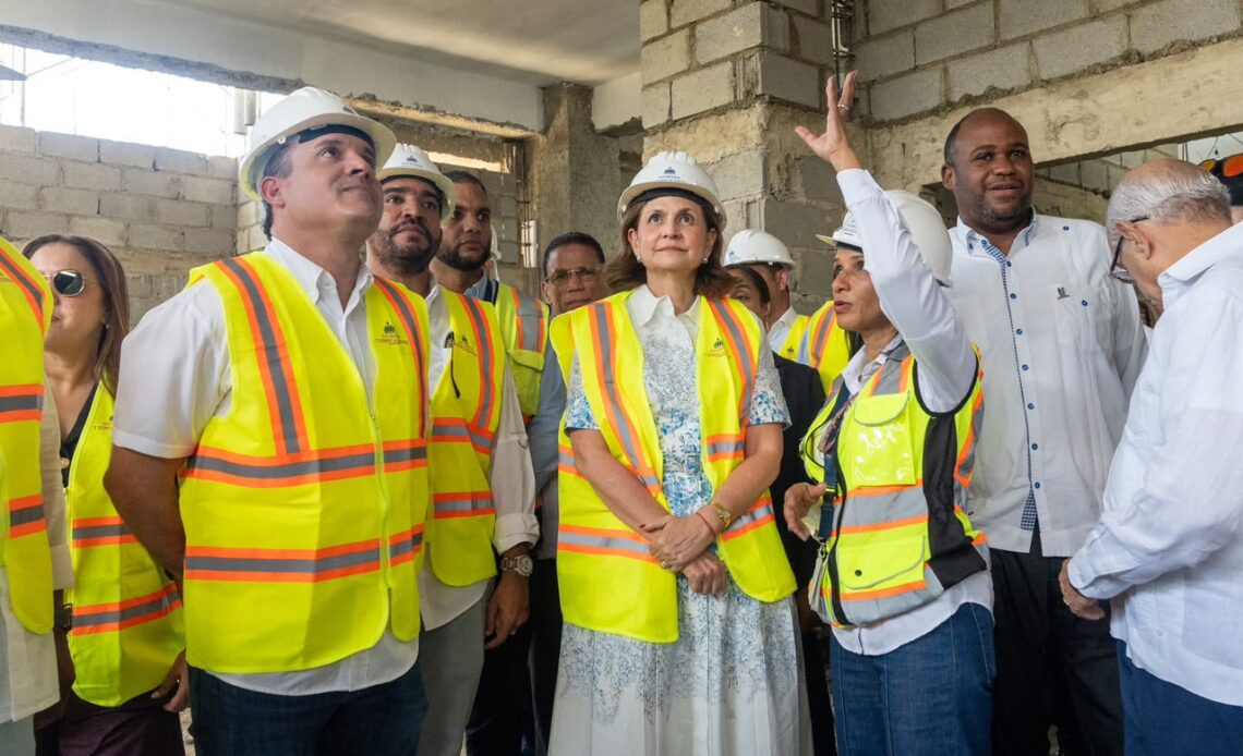 Vicepresidenta Raquel Peña Supervisa Avance del Hospital Traumatológico Luis L. Bogaert en Mao