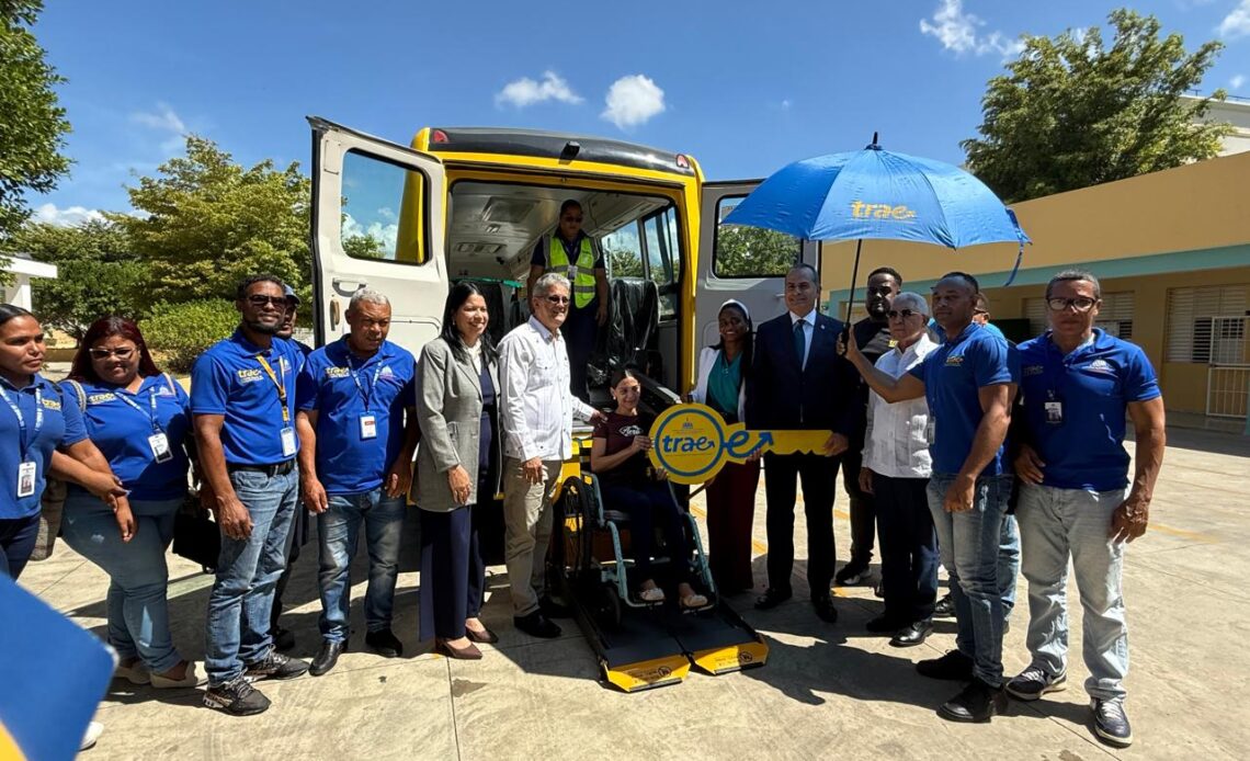 TRAE Proporciona Autobús Accesible con Rampa para Alumnos con Discapacidad en Santiago