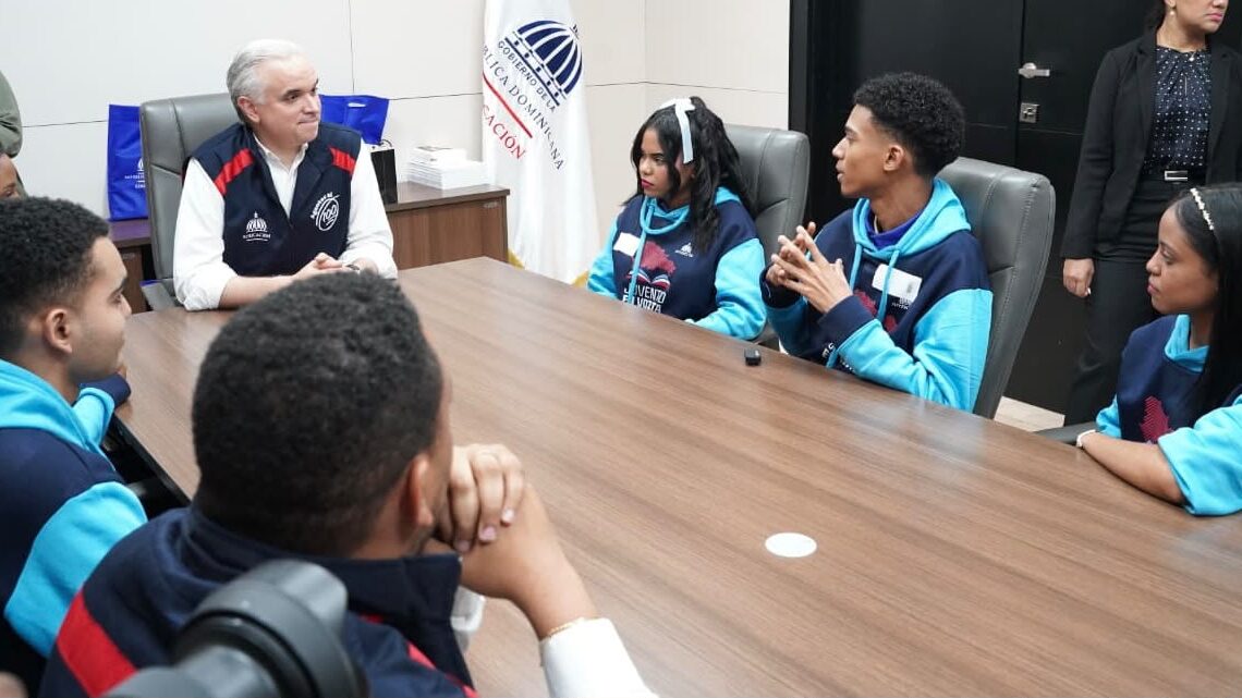 Ministro de Educación Dialoga con Estudiantes Destacados en Récord de Lectura